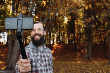 sonbahar doğa eğlence adam selfie sonbahar orman