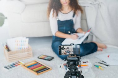 sanatçı vlog bayan çizim kayıt öğretici video