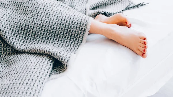 Hemtextil produkt sänglinne interiör kvinnor fötter — Stockfoto
