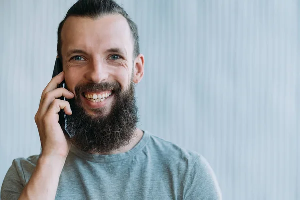 业务沟通 胡子 的家伙 电话 微笑 — 图库照片