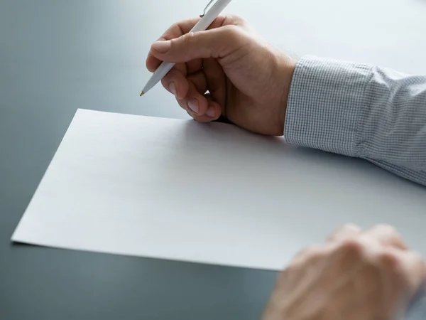 Üzleti levelezés férfi toll üres papír — Stock Fotó