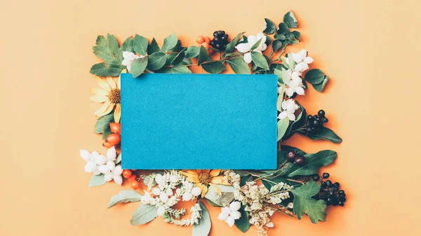 Herbst Grußkarte blaues Papier beige Hintergrund — Stockfoto