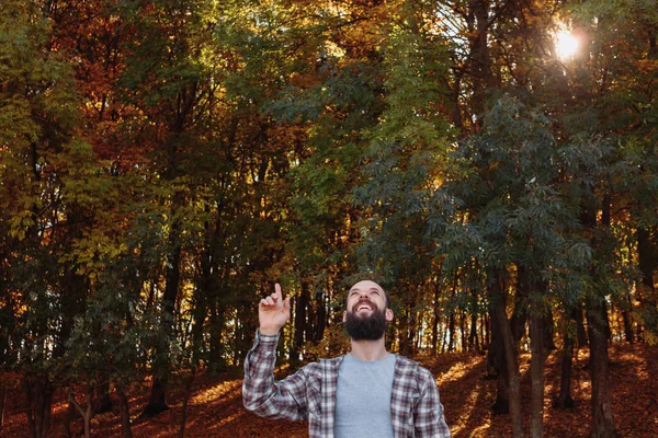 Fall forest happy hipster guy nature autumn trees — Stock Photo, Image