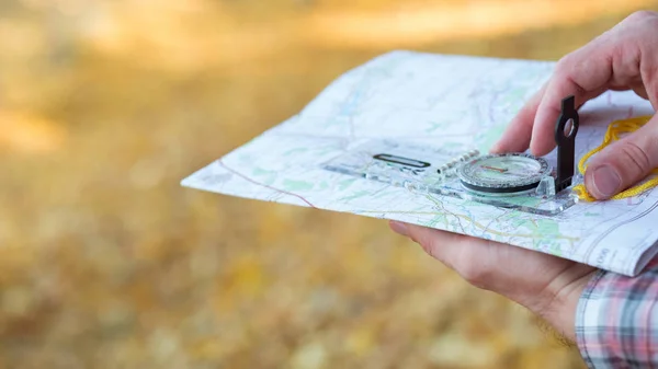 Viajero estilo de vida hombre brújula mapa amarillo hierba — Foto de Stock