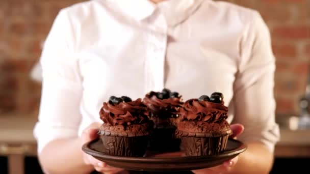 Pastelería cursos culinarios chef ofrecen cupcakes — Vídeos de Stock
