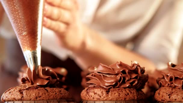 Peitsche Pfeifen Fähigkeiten Konditor Schokolade Cupcakes — Stockvideo