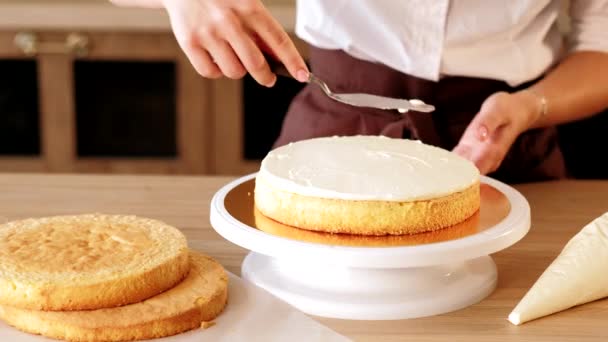 Culinaire workshop gebak chef-kok toevoegen vulling Cake — Stockvideo