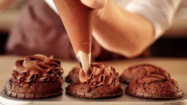 Zoetwaren decor squeeze Chocolade Cupcakes — Stockvideo