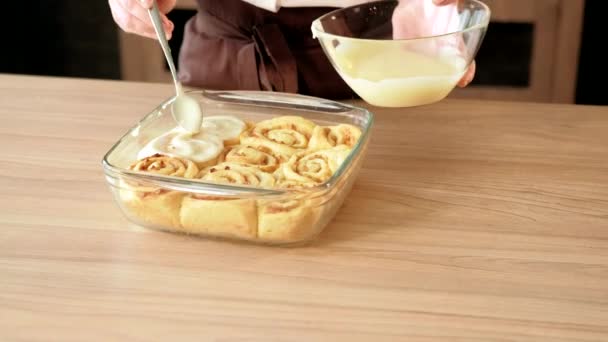 Десерт из кондитерской добавить сливочные глазури — стоковое видео