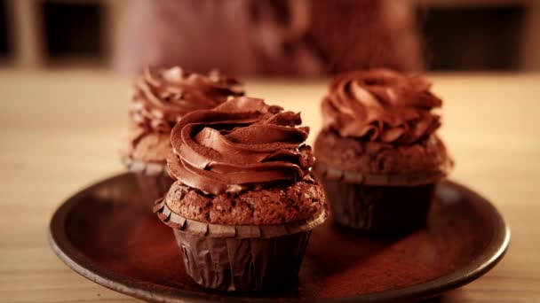 Konditoren laden geschlungene Cupcake Dekor Schokolade — Stockvideo