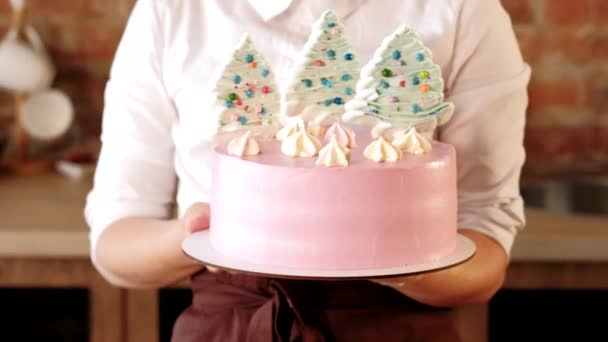 Шеф-повар кулинарного класса предлагает праздничную тарелку для торта — стоковое видео