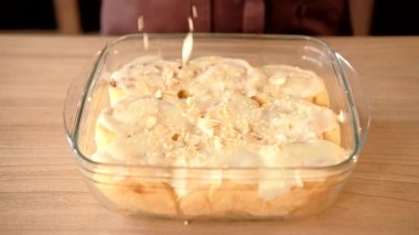 topyekün rulo yemek tarifi şef badem gevreği ekleyerek