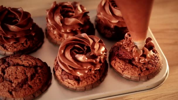 Konditorei Dekor Fertigkeiten Konditor Paspelierung Cupcakes — Stockvideo