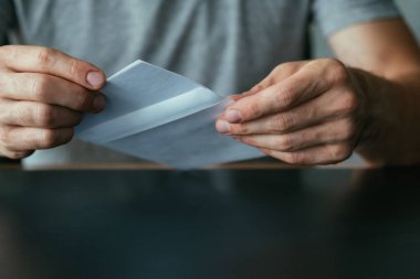 kabul mektubu adam zarf posta aldı