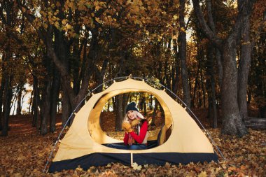 sonbahar kamp bayan sonbahar orman altın yaprakları