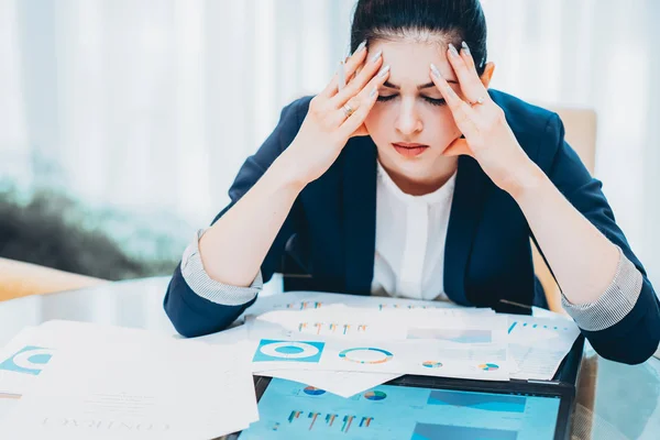 Prazos de pressão estressado escritório mulher de negócios — Fotografia de Stock