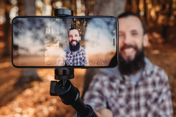 Otoño paisaje masculino turista selfie parque natural — Foto de Stock