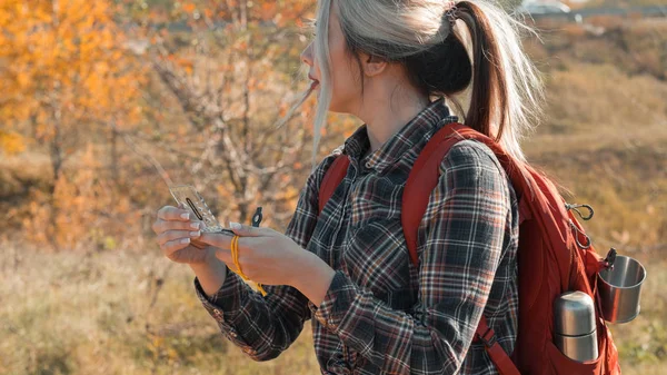 Senderismo turismo dama brújula explorar otoño paisaje — Foto de Stock