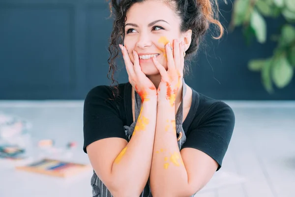 Арт-терапия счастливая женщина лицо руки красочные краски — стоковое фото