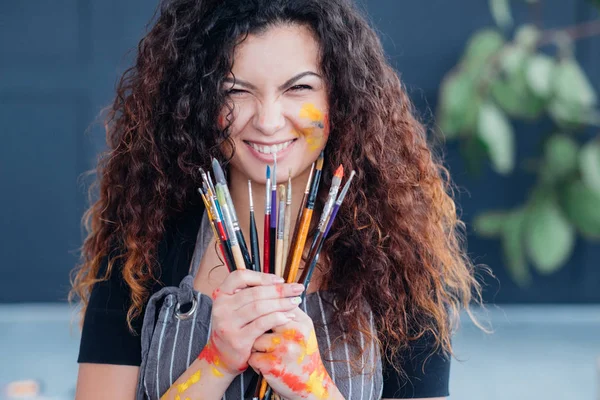 Modern fine art school lady bunch paintbrushes — Stock Photo, Image