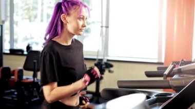 kardiyo eğitim egzersiz kadın koşu bandı çalışan