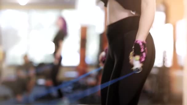 Кардіо-тренування тонка жінка стрибає пропустивши мотузку — стокове відео