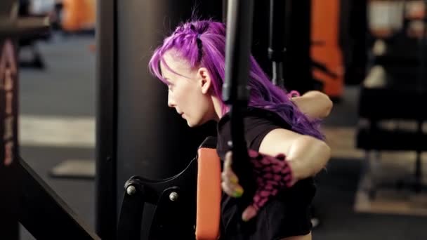 Fitness femenino ejercicio de entrenamiento de mujer atlética — Vídeo de stock