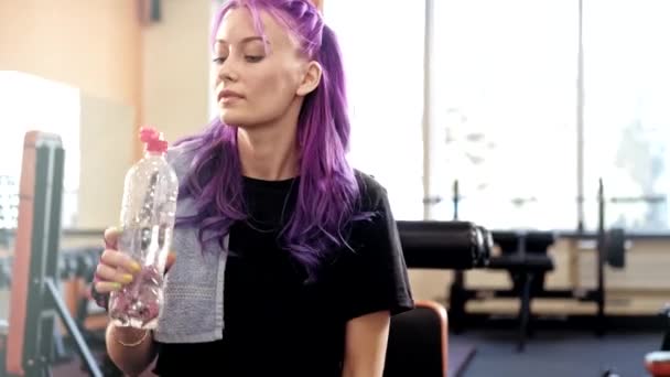 Гідратація тренування жінка спортсмен п'є воду — стокове відео