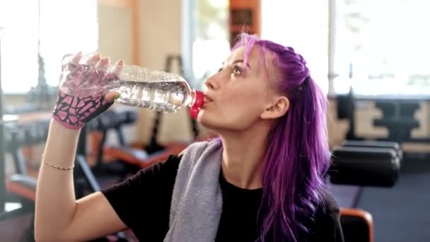 Dehydratation Workout Sportlerin Turnhalle Wasser trinken — Stockvideo