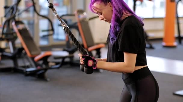 Тренажерний зал тренування підходить жінці яскраве волосся трицепси вправи — стокове відео