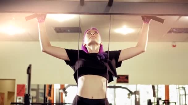 Gym training athletic woman doing pull ups gym — Stock Footage Gym training athletic woman doing pull ups gym Video Clip