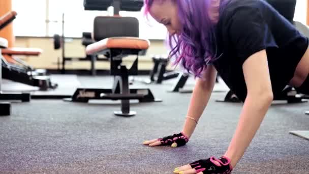 Gymnase entraînement poitrine musculation femme push ups — Video