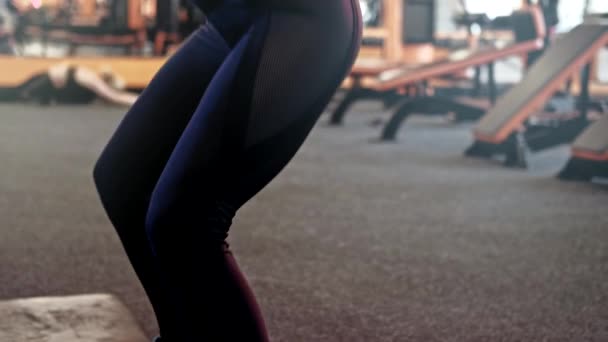 Мышцы спины задницы тренировки женщина приседает подходит задницу — стоковое видео
