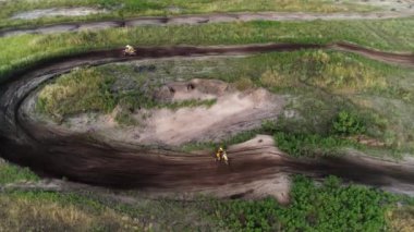 motosport takım çalışması sürücü durdurmak dirtbike düzeltmek yardım