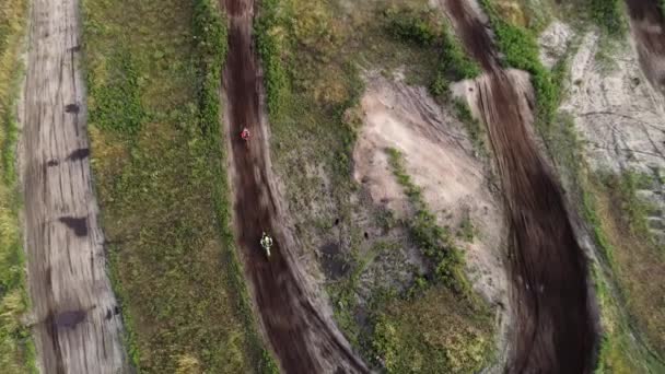 Экстремальные виды спорта мотокросс гонщик вождение быстро местности — стоковое видео