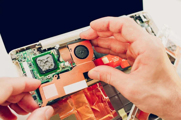 Expertise technicien démonté composant ordinateur portable — Photo