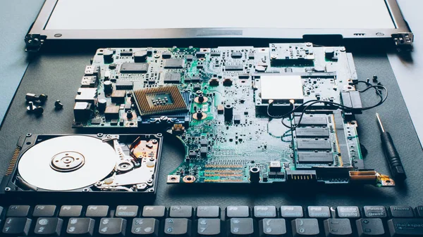 Laptop reparação desmontada peças de computador cpu — Fotografia de Stock
