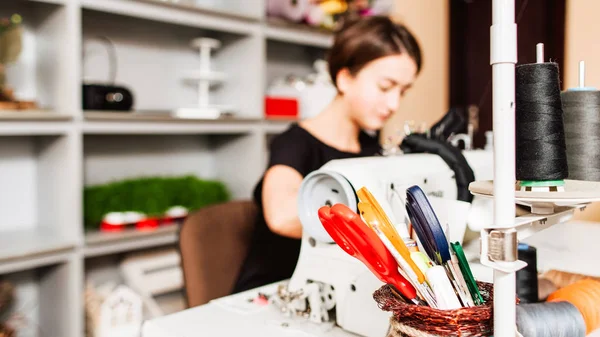 Terzilik stüdyo dikiş makinesi — Stok fotoğraf