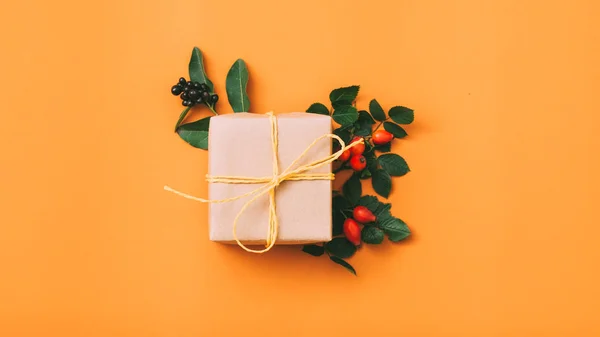 Entrega de regalo caja de regalo hecha a mano fondo naranja — Foto de Stock