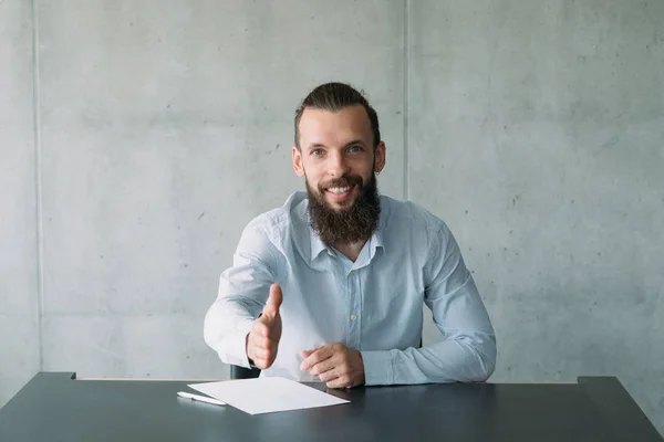 Human resources hr manager greeting applicant — Stock Photo, Image