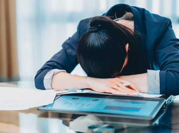 Estilo de vida adicto al trabajo mujer de negocios agotada — Foto de Stock