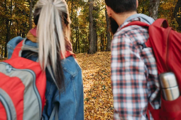 Otoño aventuras pareja mochilas otoño bosque — Foto de Stock