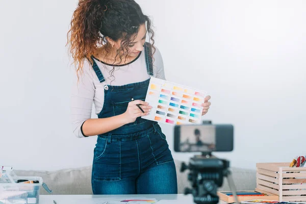 Online művészeti tanfolyam hölgy fényképezőgép festék színminta — Stock Fotó