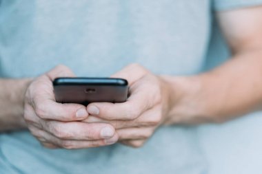 Mobil teknik hizmet adam eller akıllı telefon