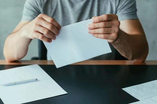 Schriftelijke communicatie man vouwen brief verzenden — Stockfoto