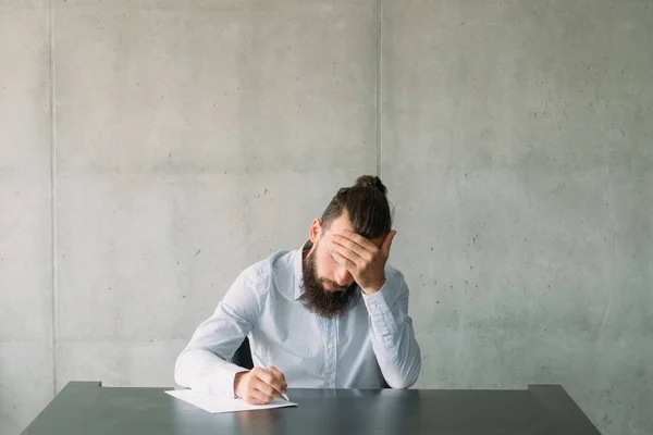 Ontslag aankondiging man schrijven formele brief — Stockfoto