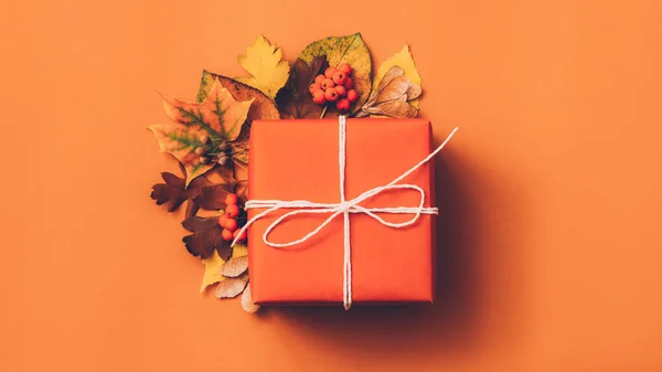 Holiday handgjorda presentbox orange bakgrund — Stockfoto