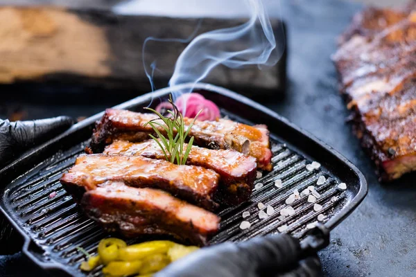 Kulinariska mästarklass rökt fläsk revben rosmarin — Stockfoto