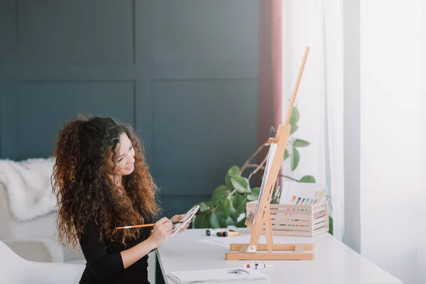Арт-хобби творческая леди живопись домашней студии — стоковое фото