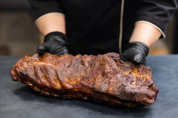 Parrilla restaurante cocina chef ahumado costillas de cerdo — Foto de Stock